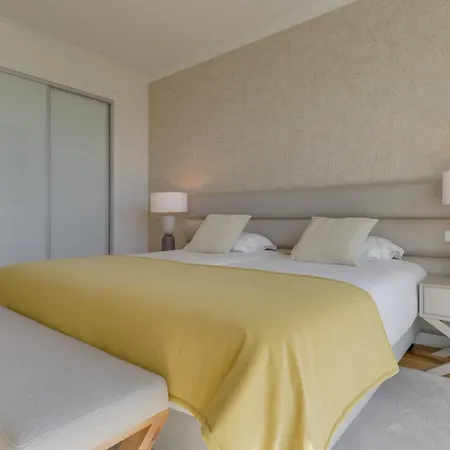 Апартаменты Monumental Madeira 3 Bedroom Luxury Family Flat With Swimming Pool Фуншал