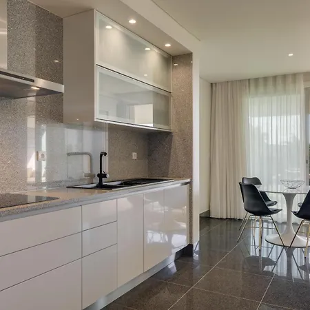 Monumental Madeira 3 Bedroom Luxury Family Flat With Swimming Pool Фуншал