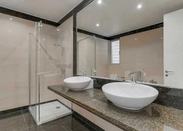 Luxurious Ocean And Sunset Views Family Haven With 3 En-suite Bedrooms And Pool Lägenhet